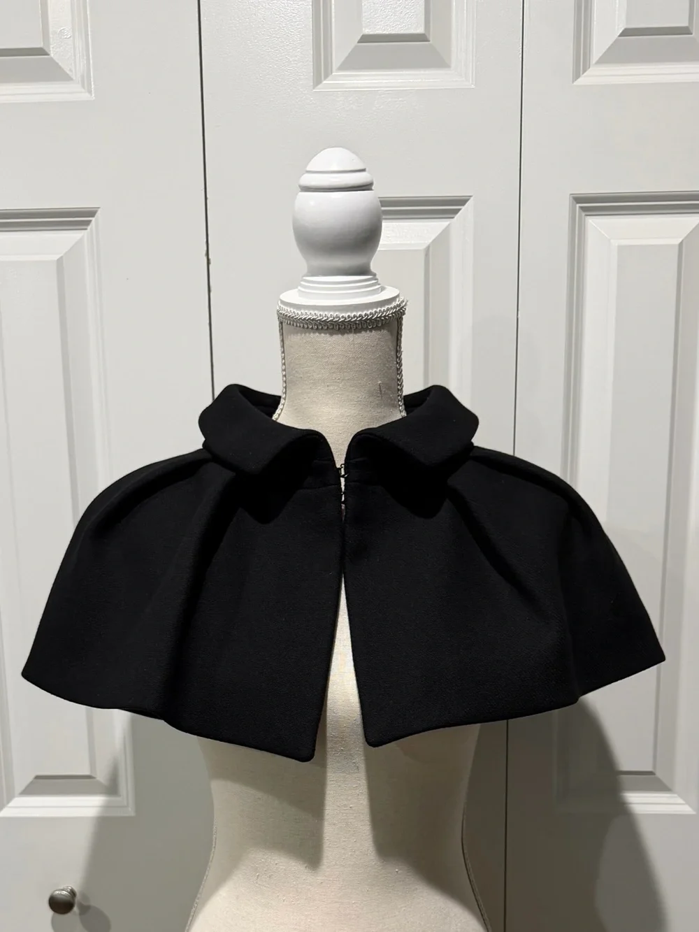 LOUIS VUITTON BLACK WOOL CAPELET - SIZE EU38